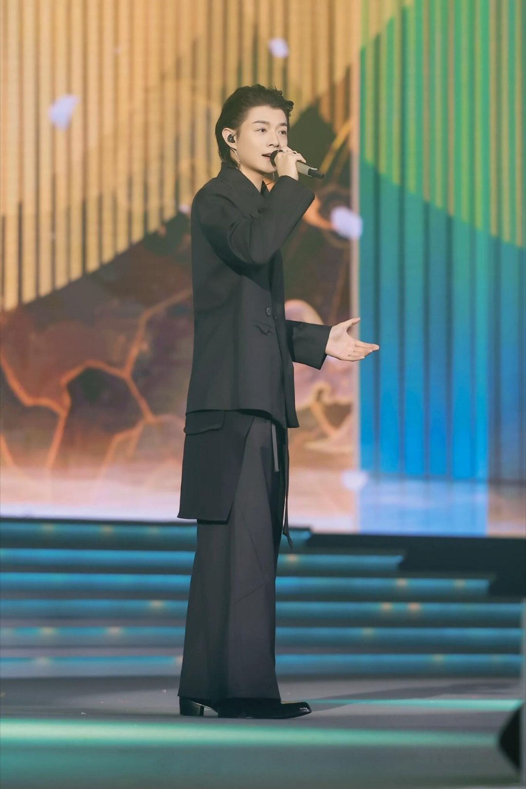 陈露发声引舆论反转最彻底的失败，是连自己人都不再站队。她解散粉丝群的背后，是大批