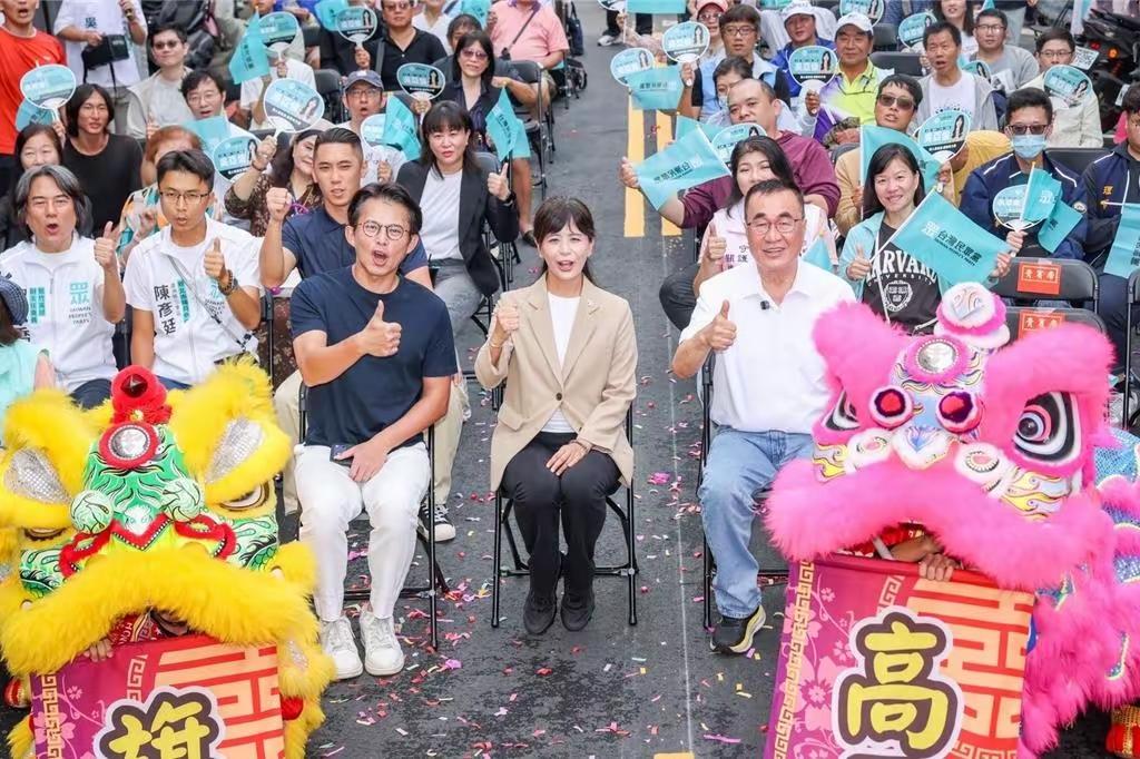 李四川上午同台黄国昌替民众党小鸡站台，下午接侯友宜、韩国瑜亲手递出球棒，寓意接棒