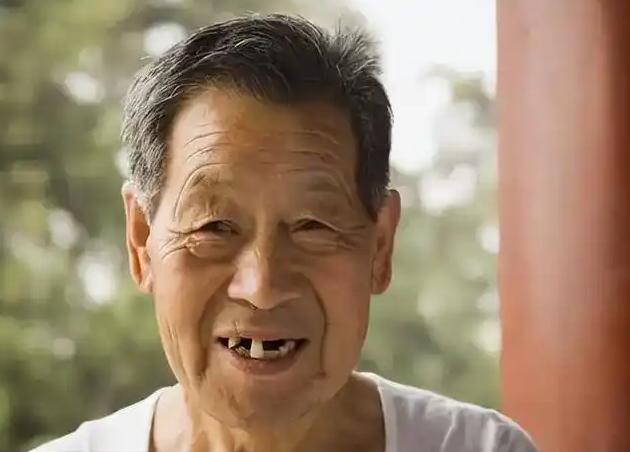 掉牙和寿命有关？60岁的人，牙齿剩多少颗才正常

几年前，我在社区诊所值班，遇到