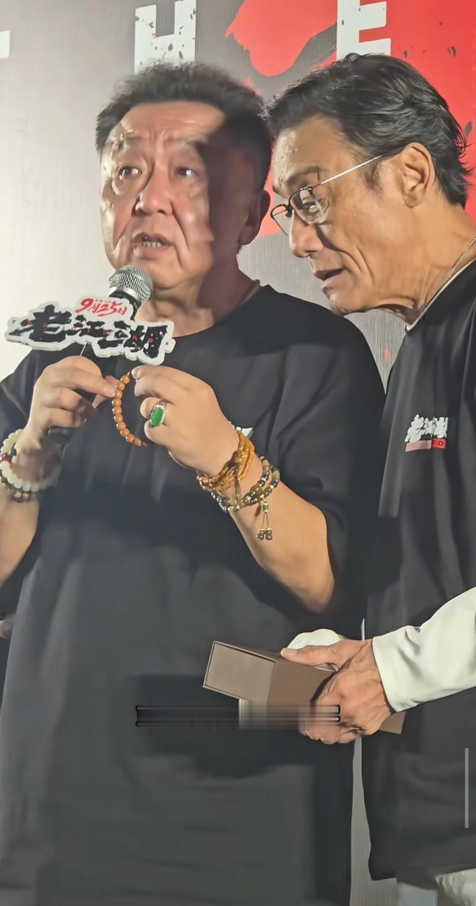 谦儿大爷虽一脸沧桑，人却俏的很，手腕上戴着七八串珠链，可见他对珠链是多么的喜爱！