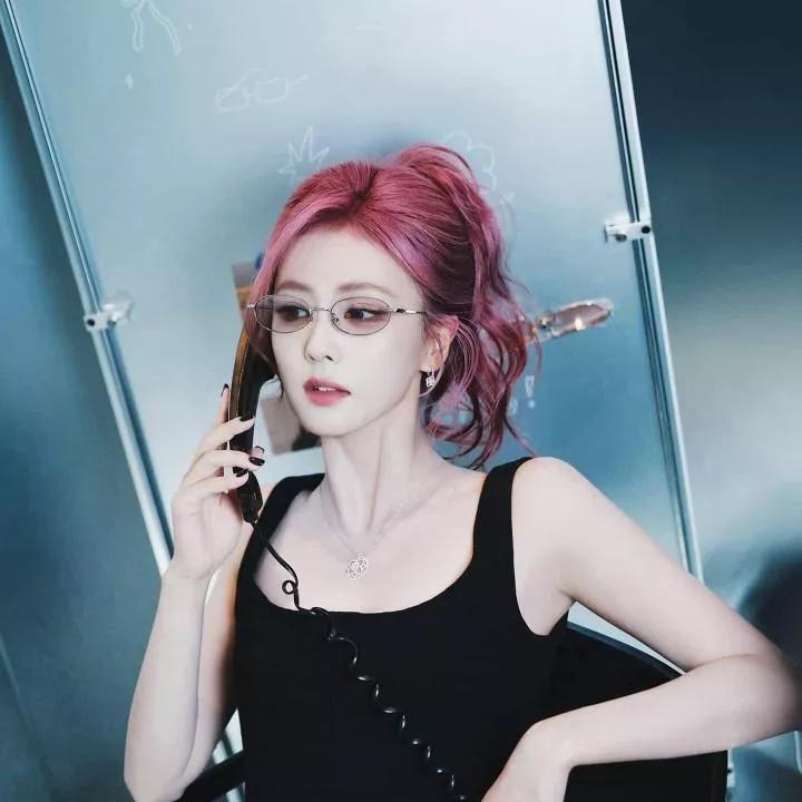 粉发少女复古风，电话聊天显优雅温柔粉发美女 粉头发少女 蓝发少女自拍 粉发少女穿