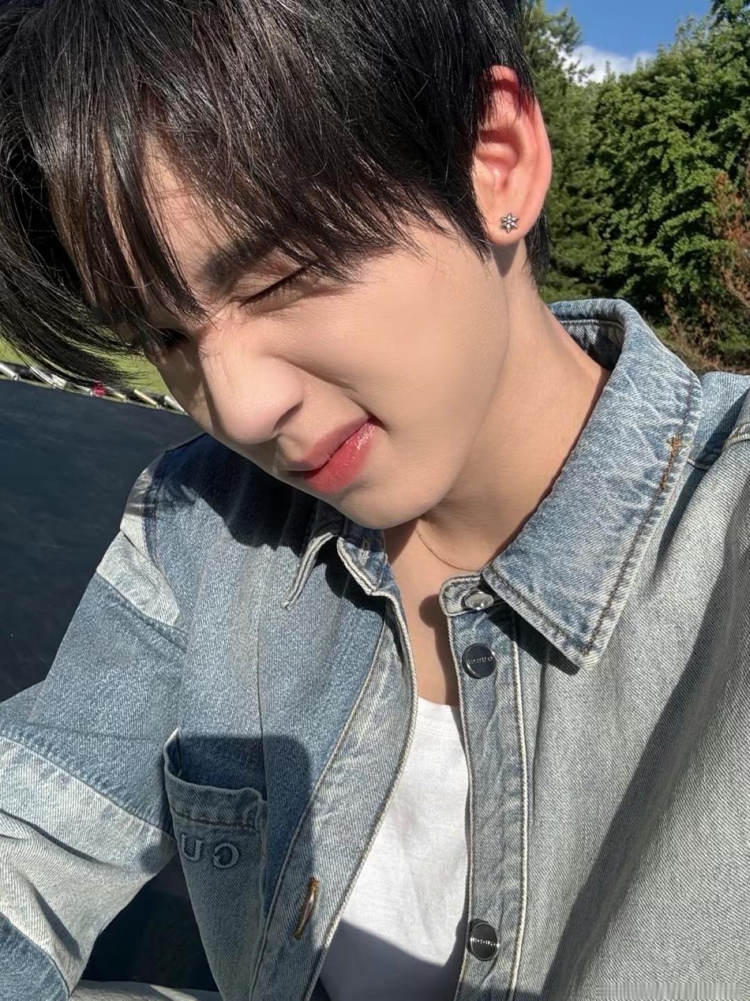 韩维辰 🐰韩维辰六颜一 樱花落下的速度是每秒五厘米，而我走向你的心，却想快过每