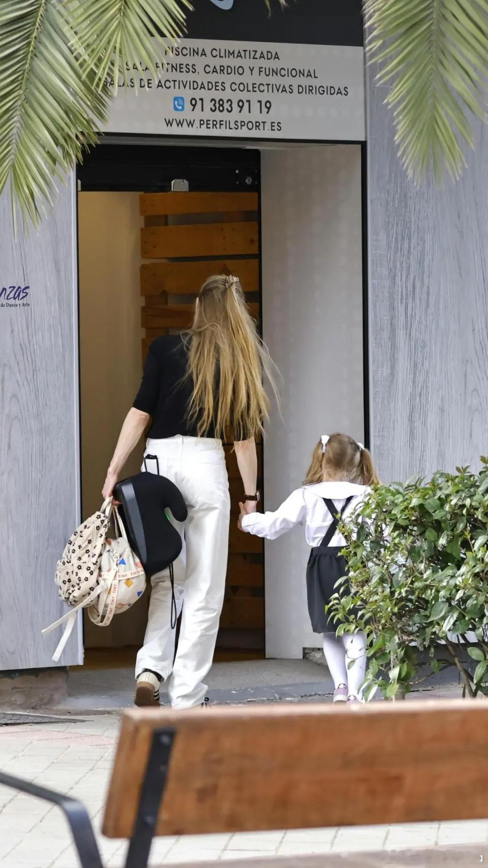 amber heard艾梅伯希尔德在西班牙马德里外出，接大闺女Oonagh放学后