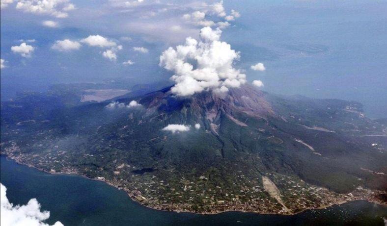 樱岛火山爆发 ：火山灰冲上3400米高空，大型喷石飞散
    日本樱岛火山于当