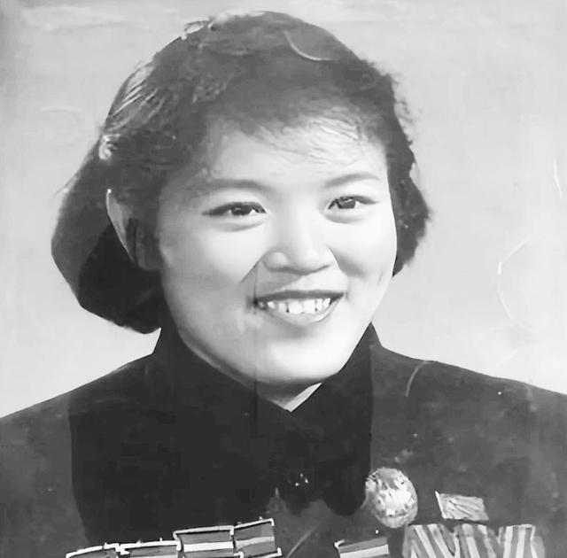 她连任三届中央委员，被毛主席13次接见，1977年降为副厂长
1953年尉凤英二
