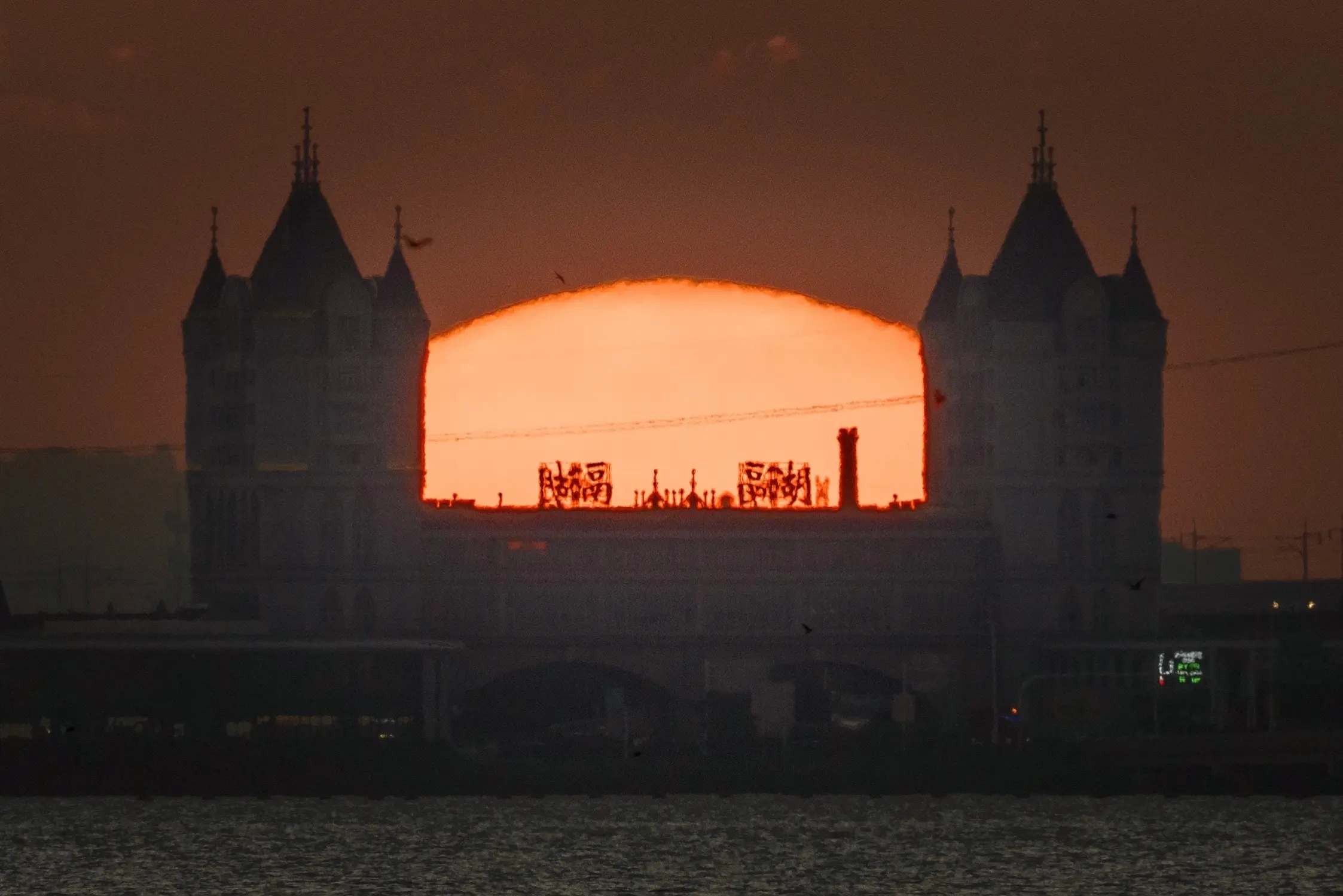常州滆湖一轮血日落下拉开了进球序幕！！常州队的热血，是运河水激荡的澎湃...