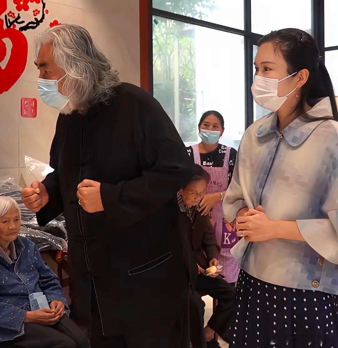 张纪中带着老婆杜星霖，去敬老院看望老人，有位老人说这位小姑娘是你闺女吧，太年轻了