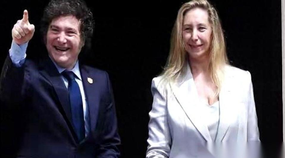 阿根廷总统米莱，在社交平台上发了一句脏话，脏到连报纸都不敢全文刊登。

就在阿根