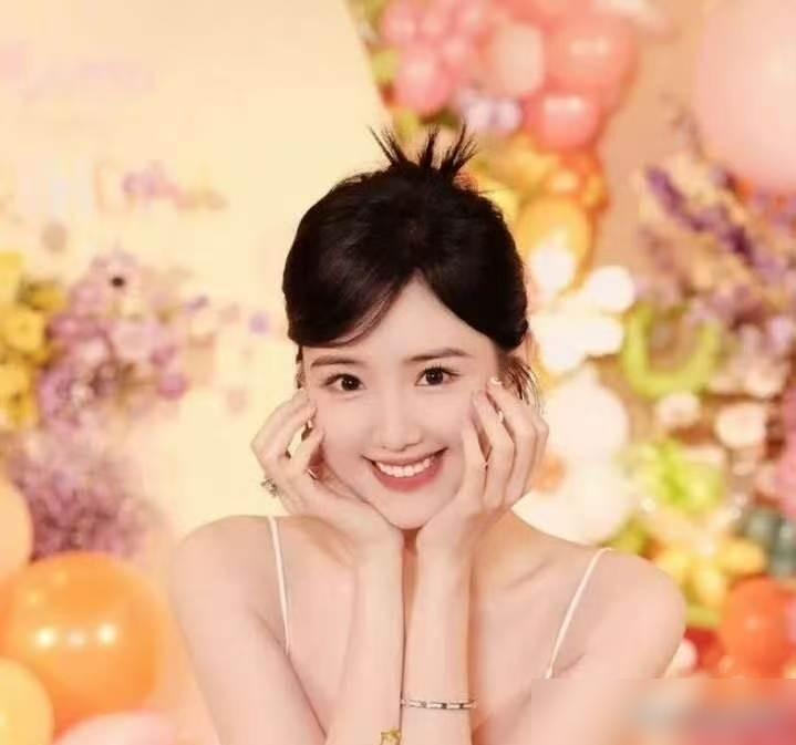 4月24日，有狗仔爆料毛晓彤凌晨从医美诊所离开，内涵毛晓彤整容，毛晓彤直接发文回