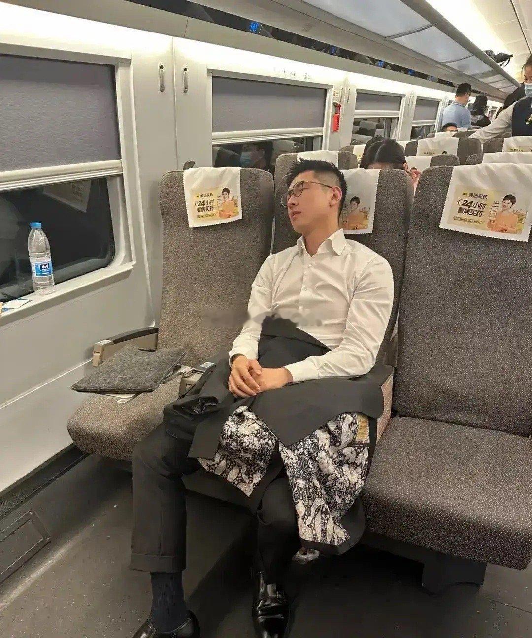 高铁上一位男士闭眼打盹，被邻座姑娘顺手拍下侧脸，配文“这颜值不去当演可惜了”丢进