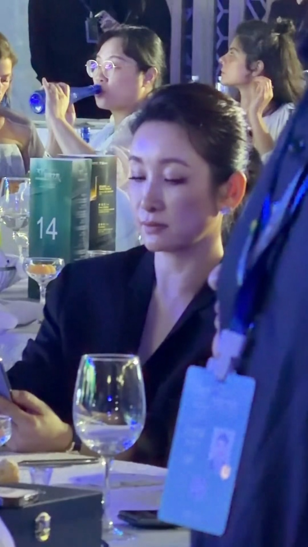 我沉迷看小说就秦海璐这样：我沉迷看小说就秦海璐这样