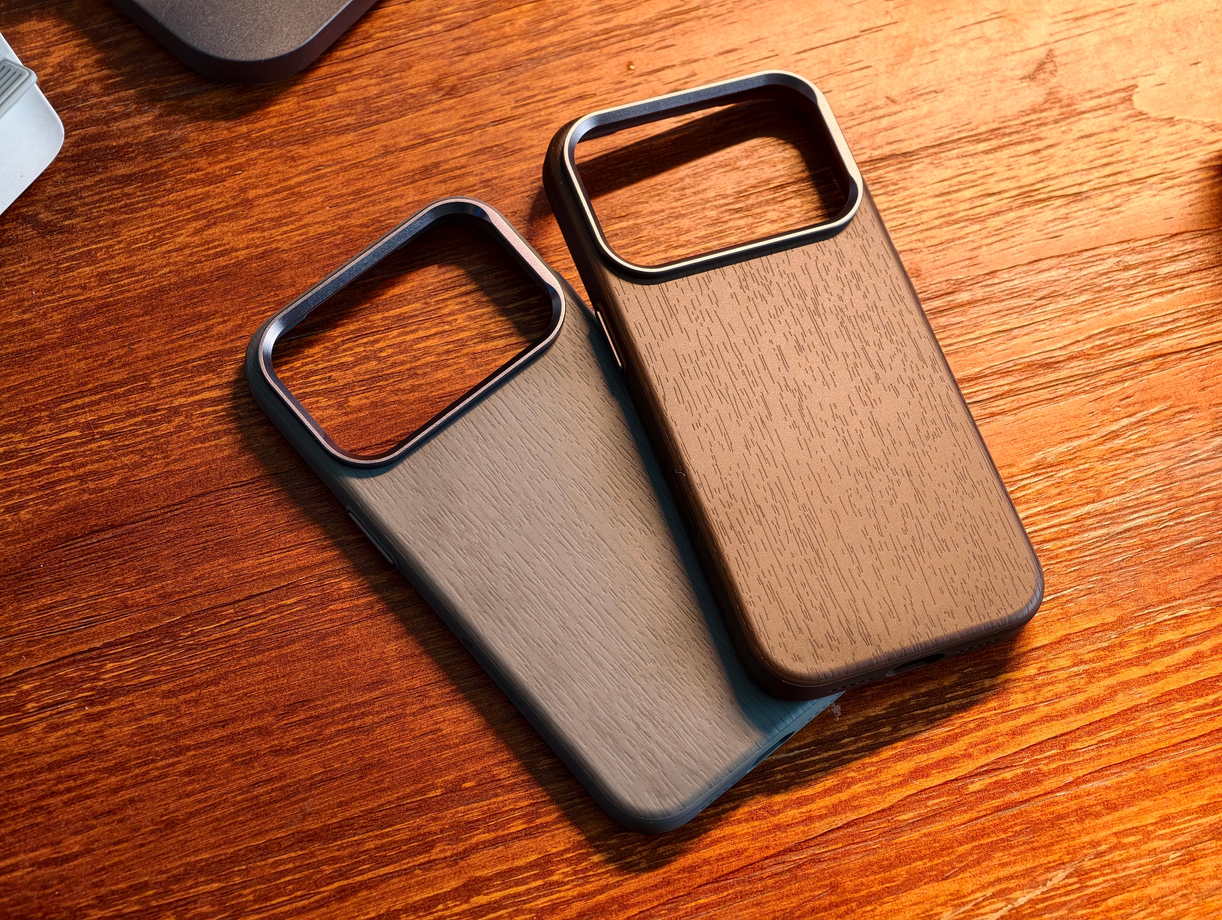 的新产品iPhone洞幺幺【润木】，是用木纤维工艺做的仿木纹理后盖，摸起来还真的