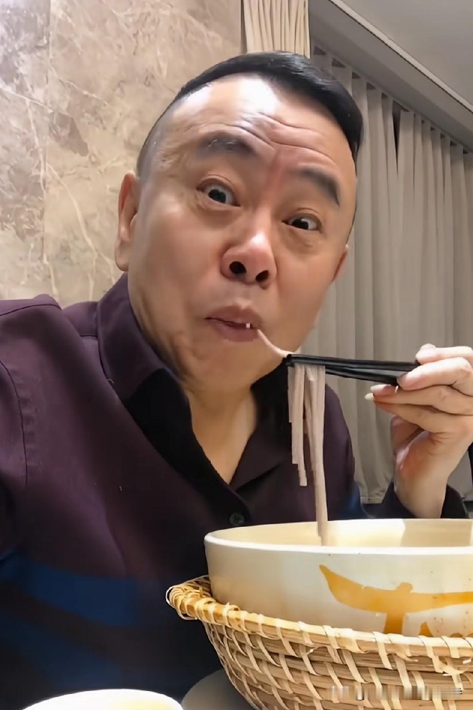 潘长江在个人社交平台发布了一条吃云南过桥米线的视频。如今，不少演员都热衷于发布吃