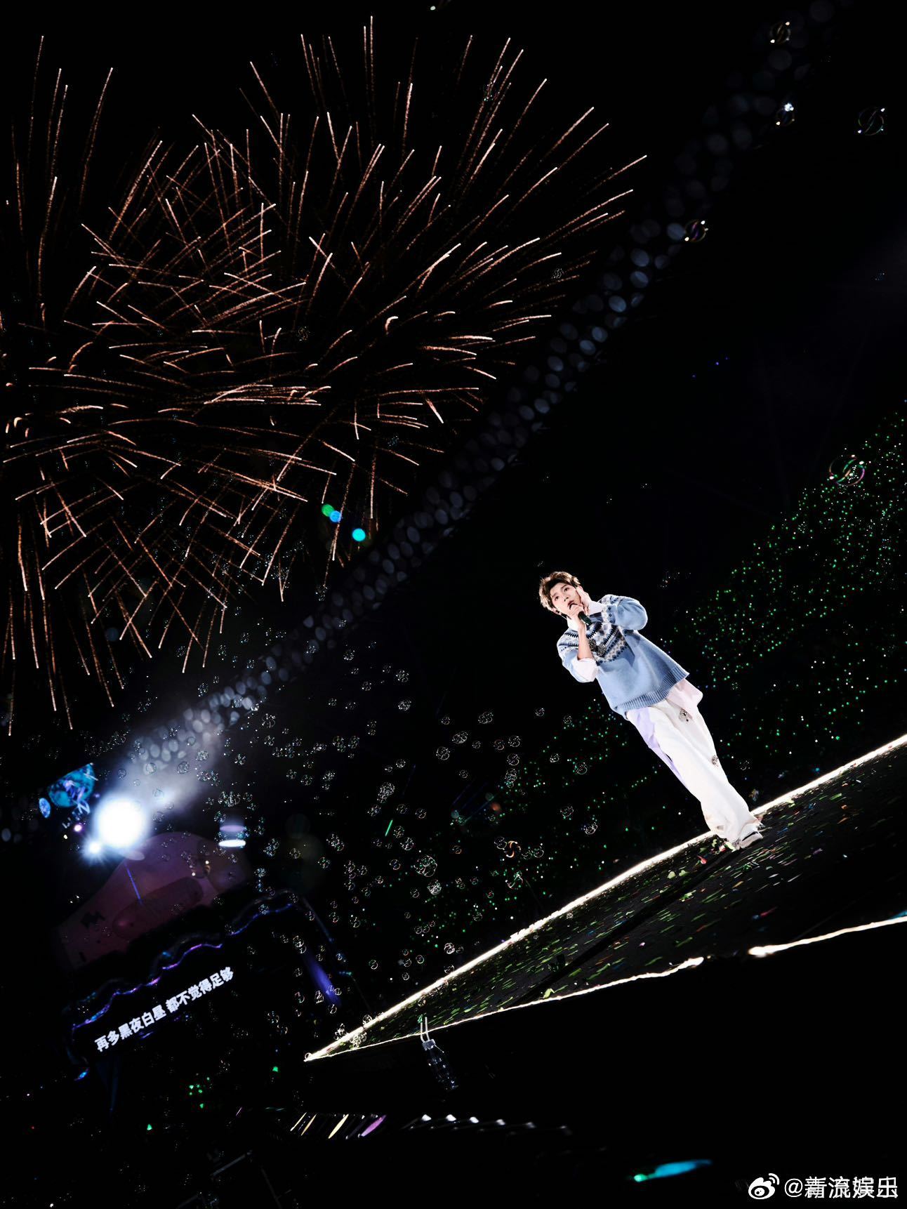 客厅狂欢跨年演唱会座位图刚出就是惊喜，没想到本次竟然采用了斜开舞台，更加注重和每