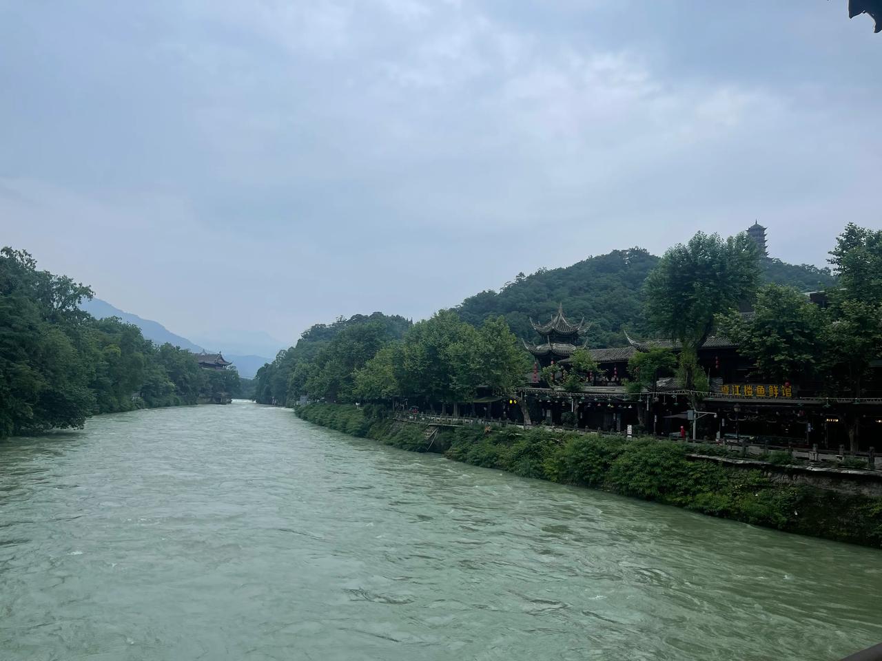 修房建屋，是设定鲜活的界限，那些看不到的灵魂的边界则在一次次人际碰撞间渐渐清晰。