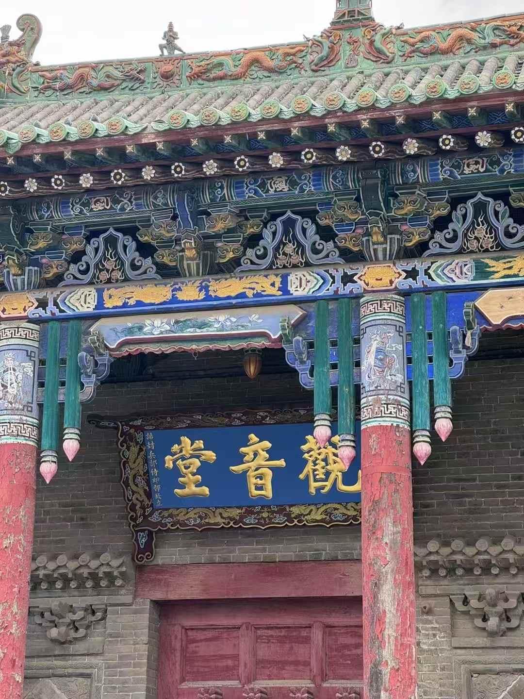 晒图笔记大赛斗拱层叠，彩塑飞动，百年古寺的一木一彩间，藏着古人的信仰与匠心。光影
