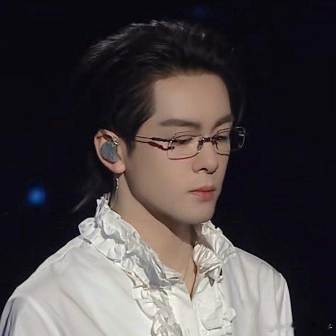 曾舜晞星空舞台好梦幻的舞台又被曾舜晞吻上太空了 