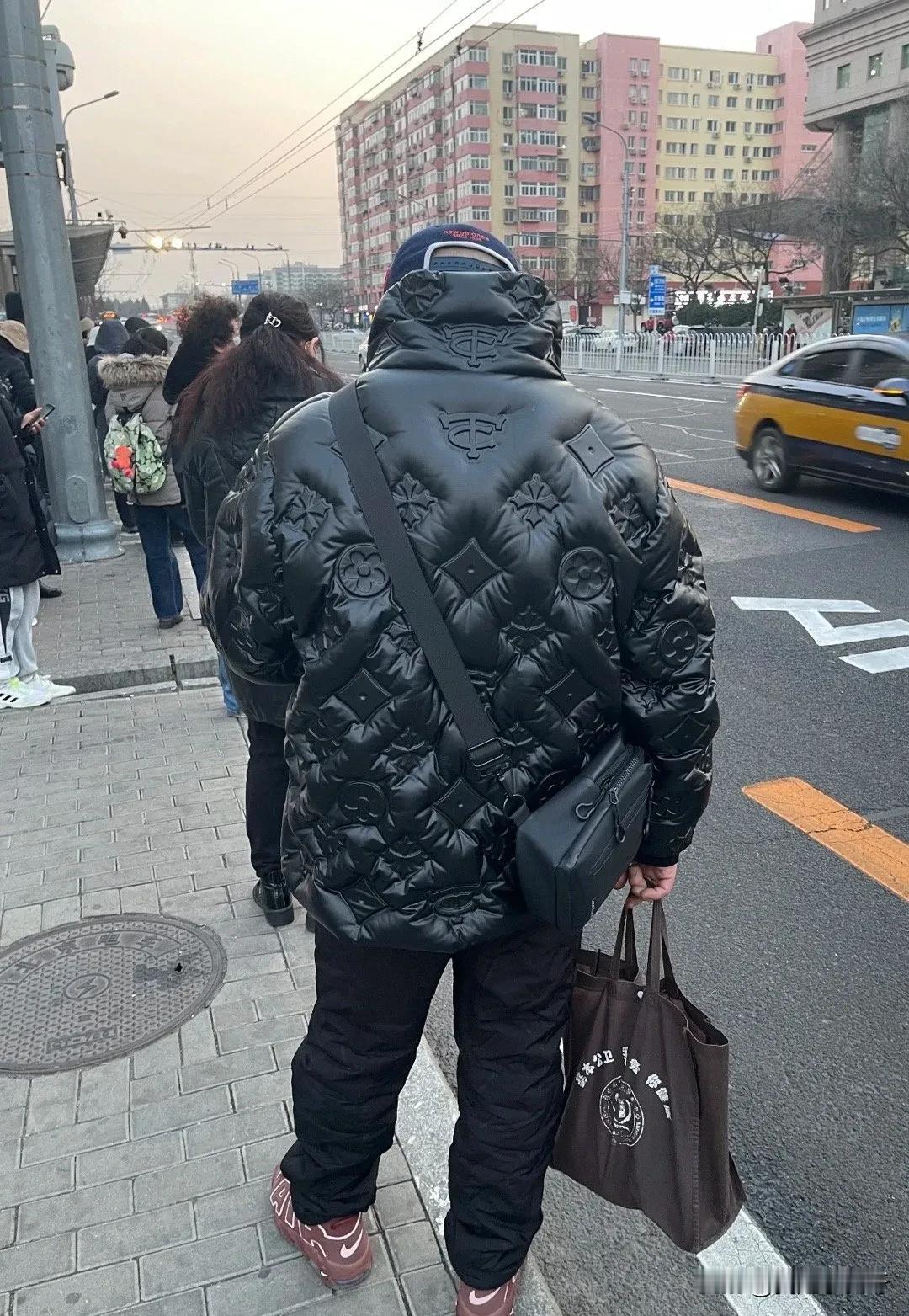 有人知道这是什么牌子的羽绒服吗？