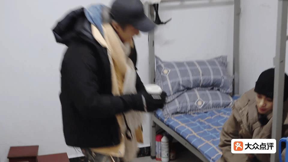 刘耀文 你吃蘑菇了谁来管管这两个活宝！王鹤棣对刘耀文来个突然贴贴+表白“最喜欢你