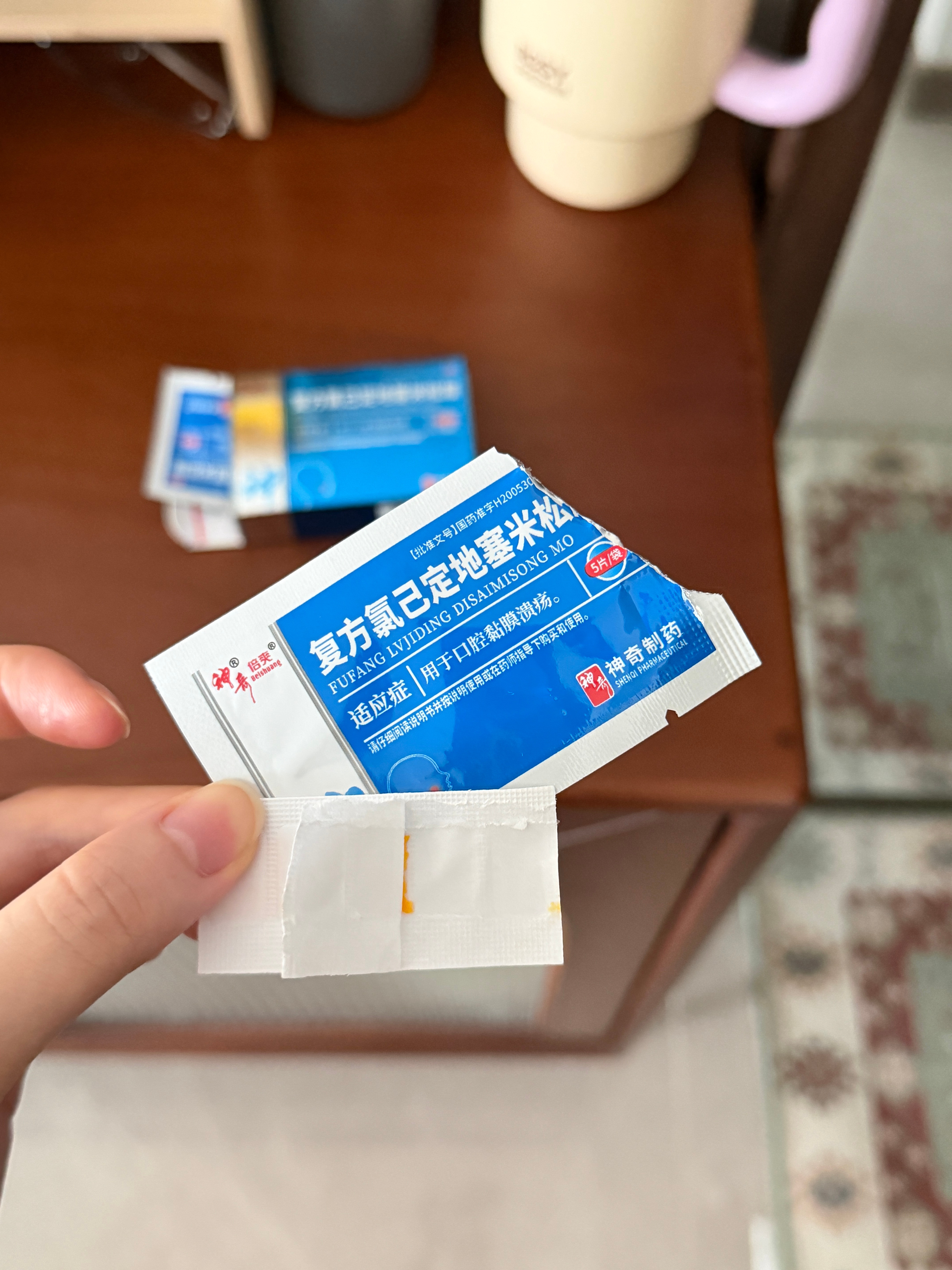 我一直以为我是舌头面上痛 昨晚才发现不对，牙齿总是磨到，原来是舌头侧面根部溃疡 