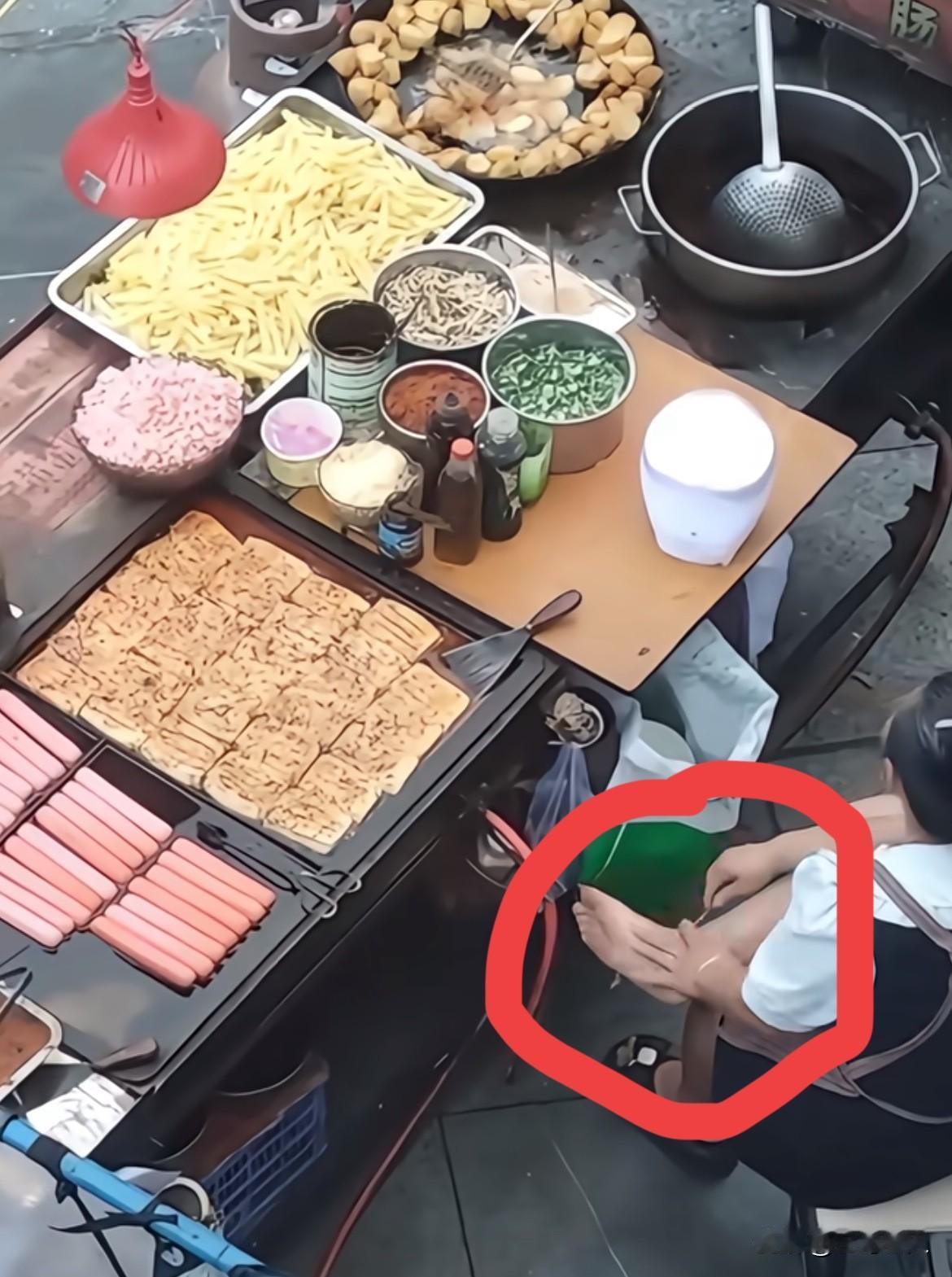路边摊味道足，但是卫生真的堪忧
但是店铺也不能保证卫生达标。

这不是摊位不摊位
