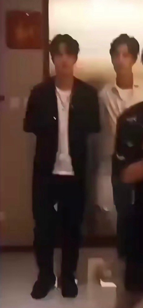 我的天呐[允悲]糊成这样也能一眼认出来 ​​​