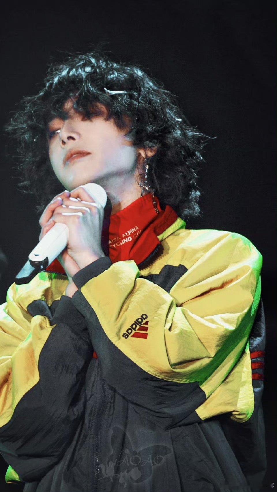 华晨宇 上一期没来亏了 秀梅老师代班直接解锁评审新画风，何老师一句 “评审也在进