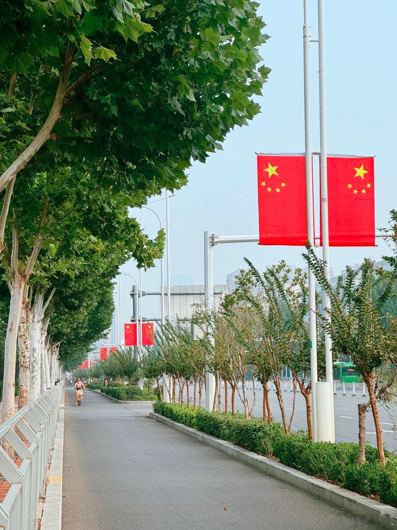 郑州街头满眼中国红 【郑州经开区，“红了”！】喜迎国庆，郑州经开区大街小巷洋溢着