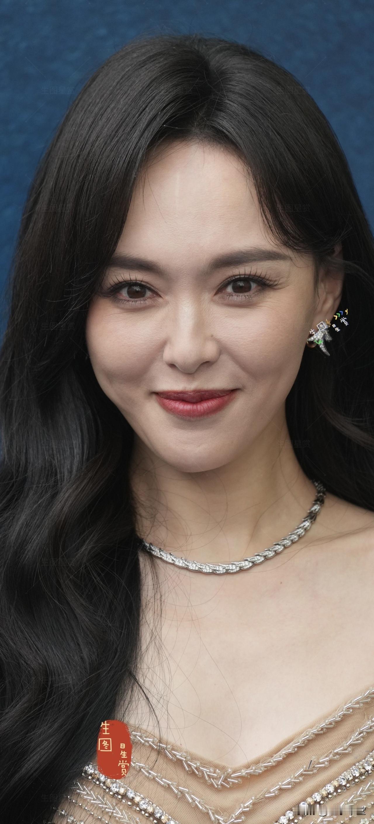 笑起来空气都是甜丝丝的！这状态哪像生过娃的，慕了慕了！