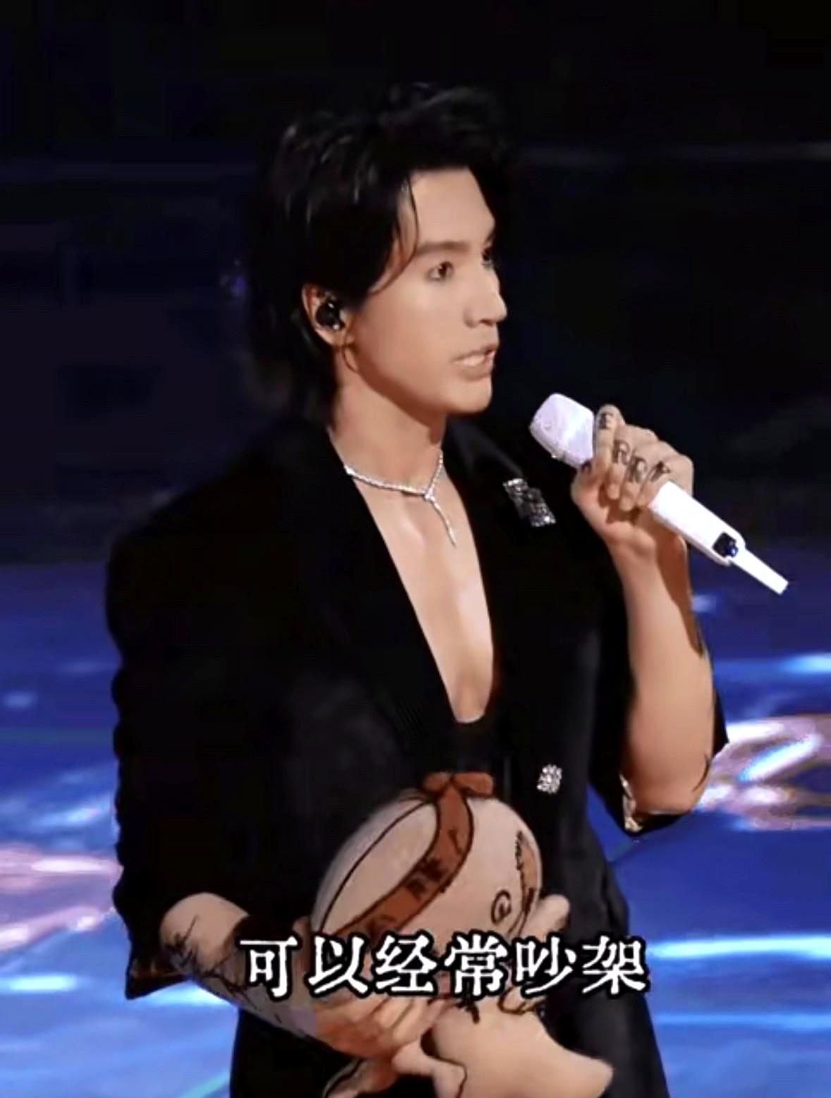 言承旭台上那句“他不算朋友”，炸出了二十年沉默的火山灰。
不是撕逼，是时间终于撕