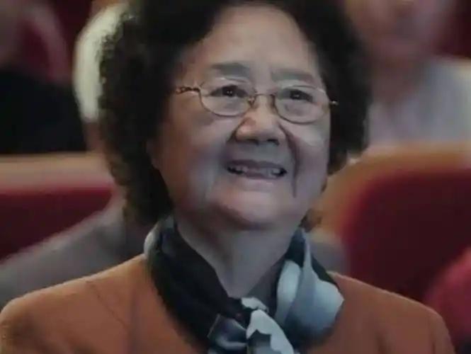 她是王大治的母亲，母子俩长得还真有些像。

《主角》里，易青娥来到省秦后，导演安
