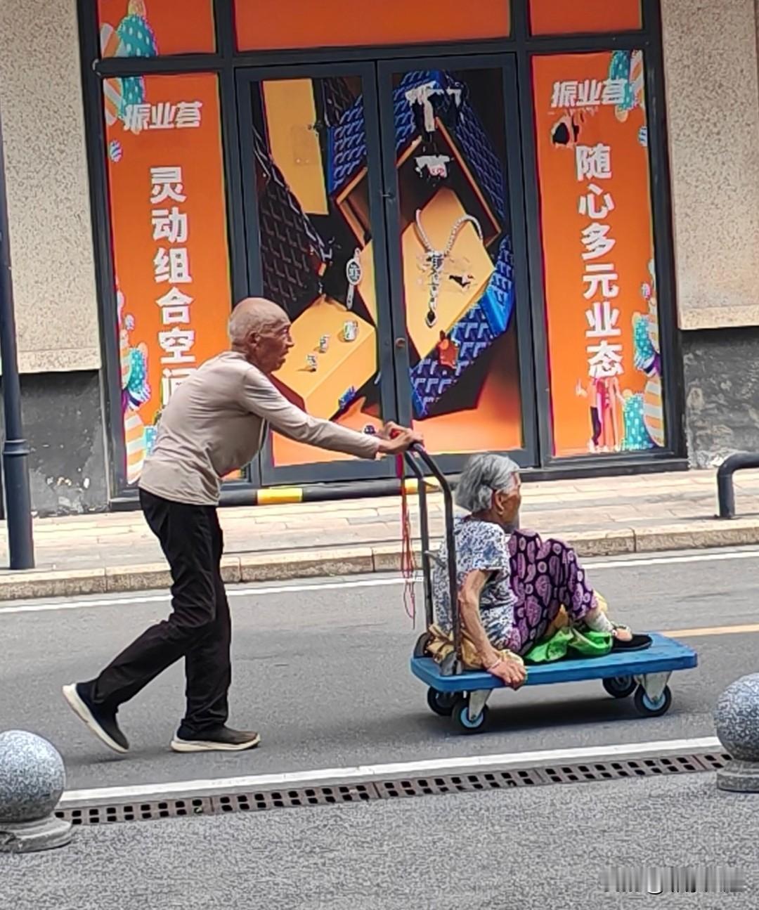 不管养老金多少、儿女多孝顺，晚年幸福的硬指标其实就一个——你能自己下床去厕所多少