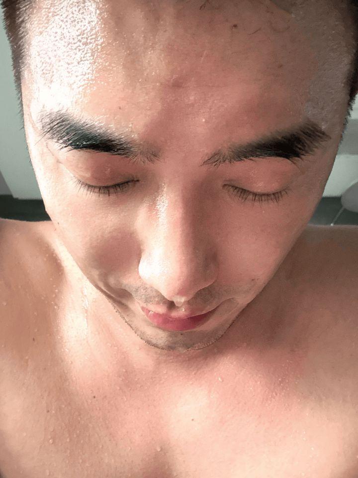 吴冠希近日发光着膀子，挥汗如雨，汗流浃背，刻苦训练的图集，并声称为即将到来的新赛