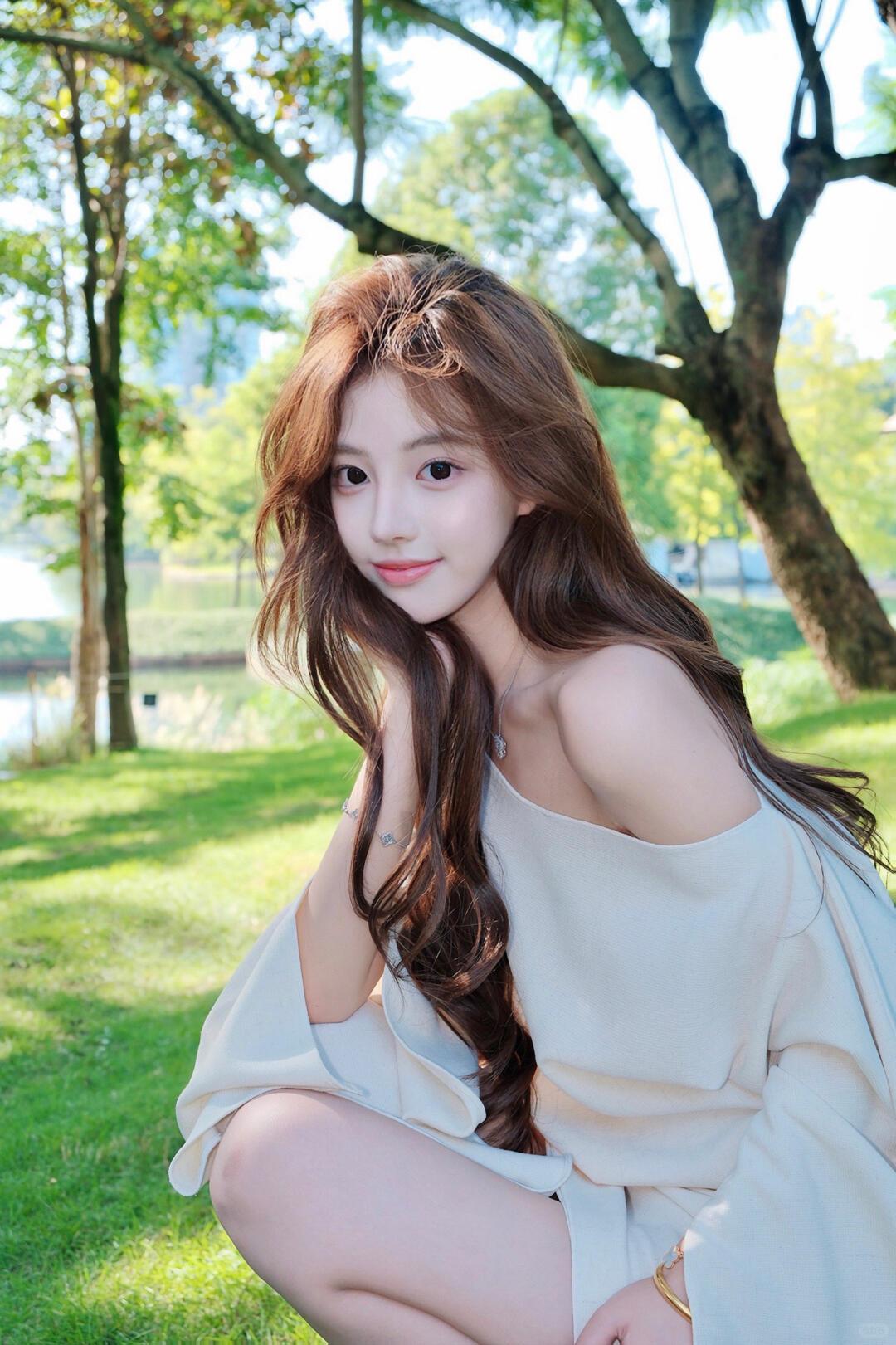 白色露肩裙简直是甜美少女的标配，浪漫又柔美，穿上它仿佛自带仙气。在阳光下，白色裙