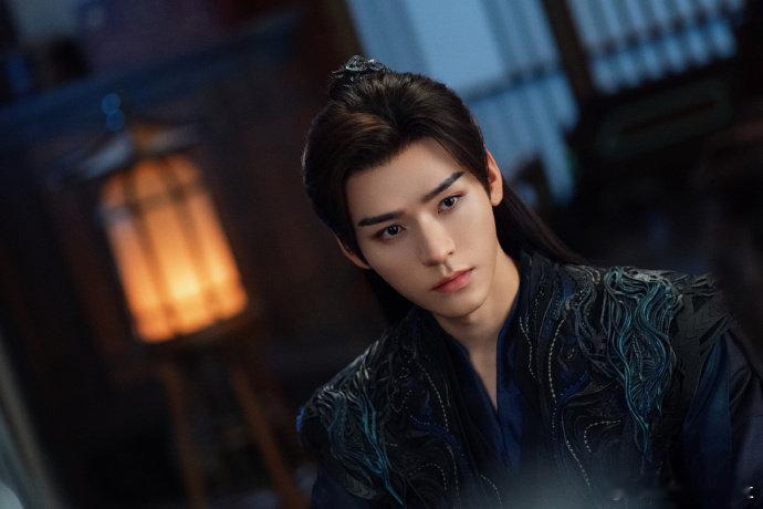 用龚俊的视角打开苏暮雨，记得龚俊说过，他给暮雨准备了两种站姿，人前是松柏般的挺拔