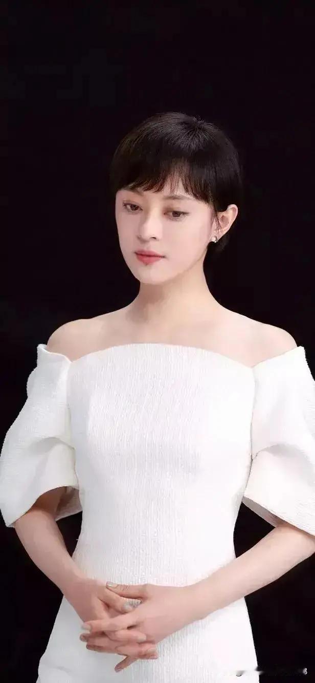 孙俪很漂亮，年轻时是灵气少女。
年轻时的孙俪，确实很出彩，她不属于浓艳大美女
胜