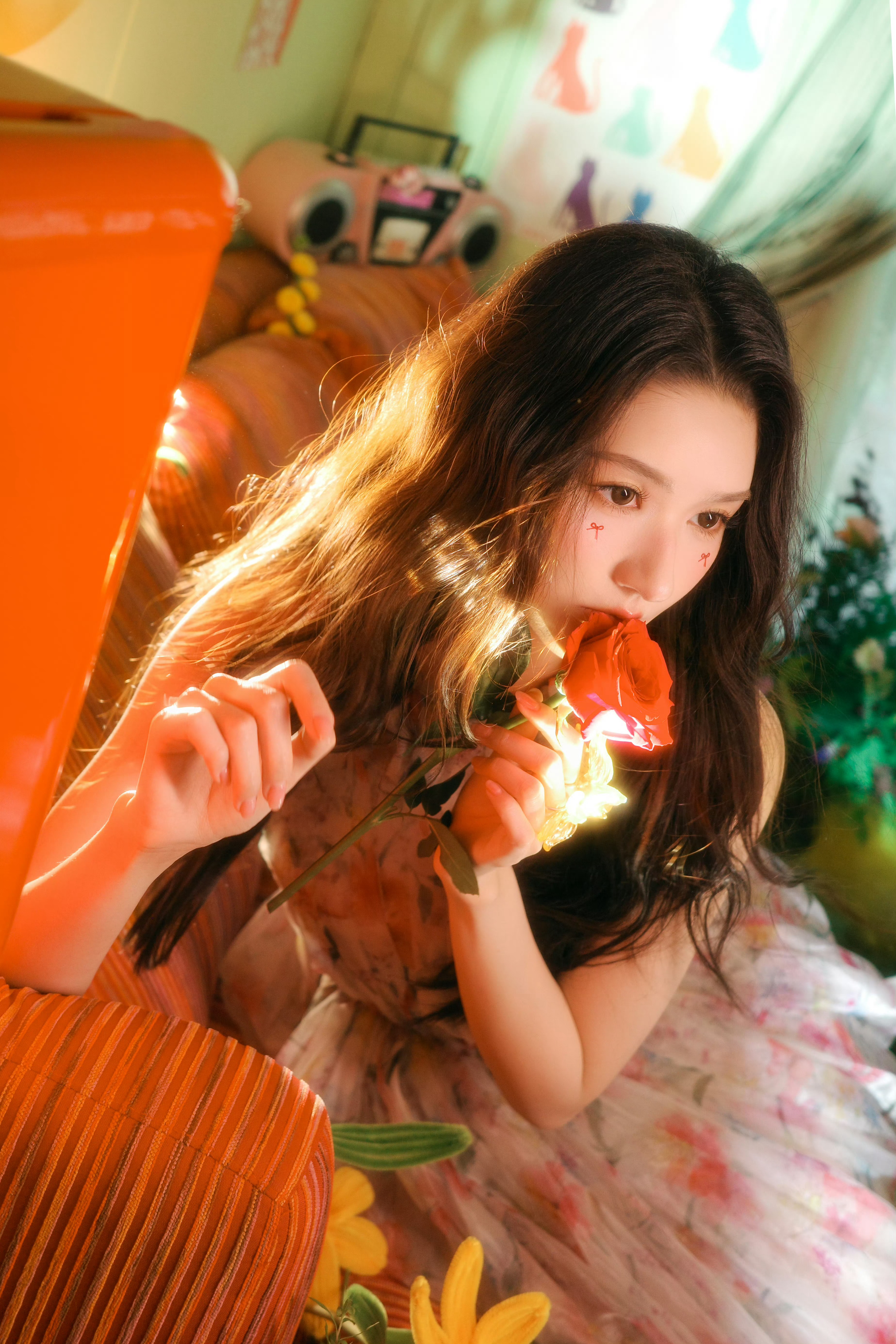 王玉雯 生日写真佩戴SUSAN FANG SS25 3D打印花花戒指，夏日晒进窗
