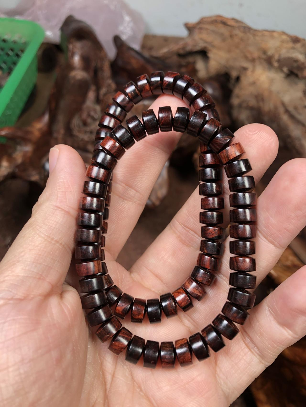 海南黄花梨手串多少钱具体的价格还需要看木料本身的材质，以及规格大小，更直观的影响