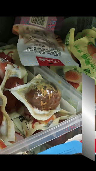 这鸡蛋都成这样了，竟然还摆出来卖，
商家也是太无良了…