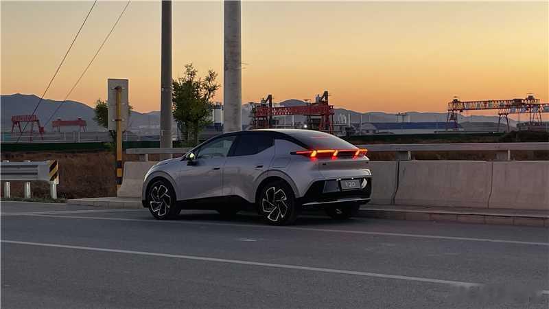 外银内红这配色谁能拒绝？领克Z20曜红版这次真的拿捏住了审美银色外观冷静克制，红