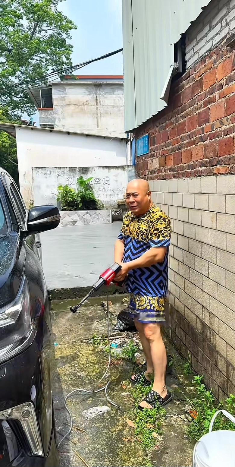 北京宝哥，200万的座驾，雷克萨斯LX570越野车，如今都得亲自动手了。虽说他穿