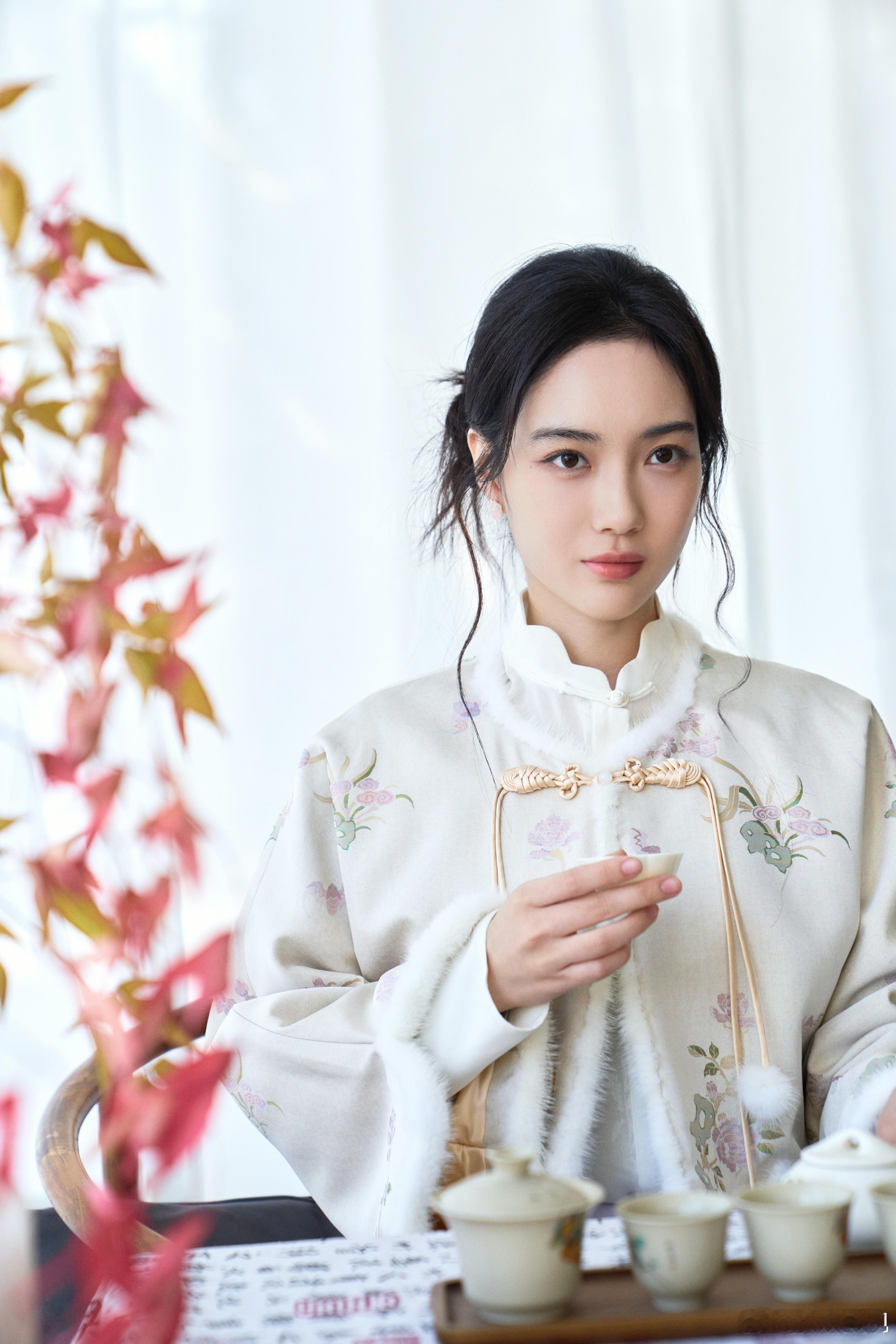 破茧成光，自有锋芒。欢娱影视演员今日出席《玉茗茶骨》茗门佳宴开播首映礼。 