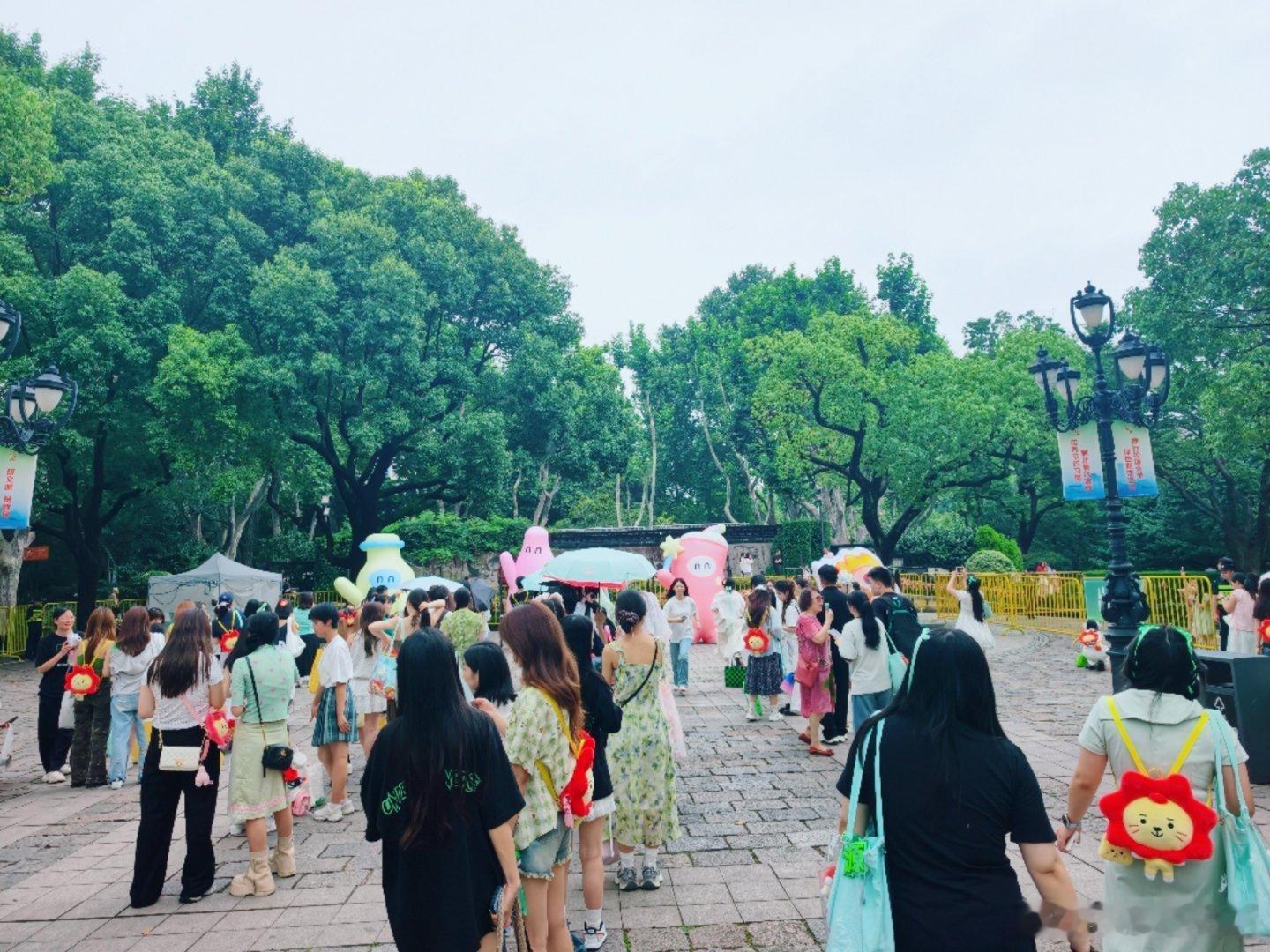 大大狂欢排了超级长的队有保安规定每个人只能摆两个pose瓶瓶罐罐人气速览 哈哈还