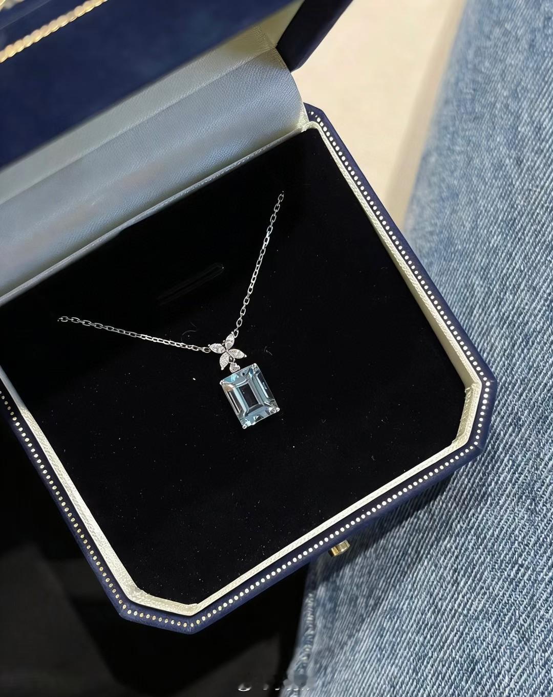 18K金HW款小翅膀海蓝宝项链到货了精致小巧上身效果美主石:2ct 钻石:0.1