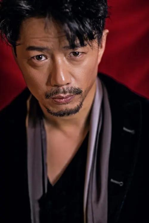 演员，段奕宏说，我爸是军人，我哥是公务员，都是一本正经的，我妈妈也很强势，没有她