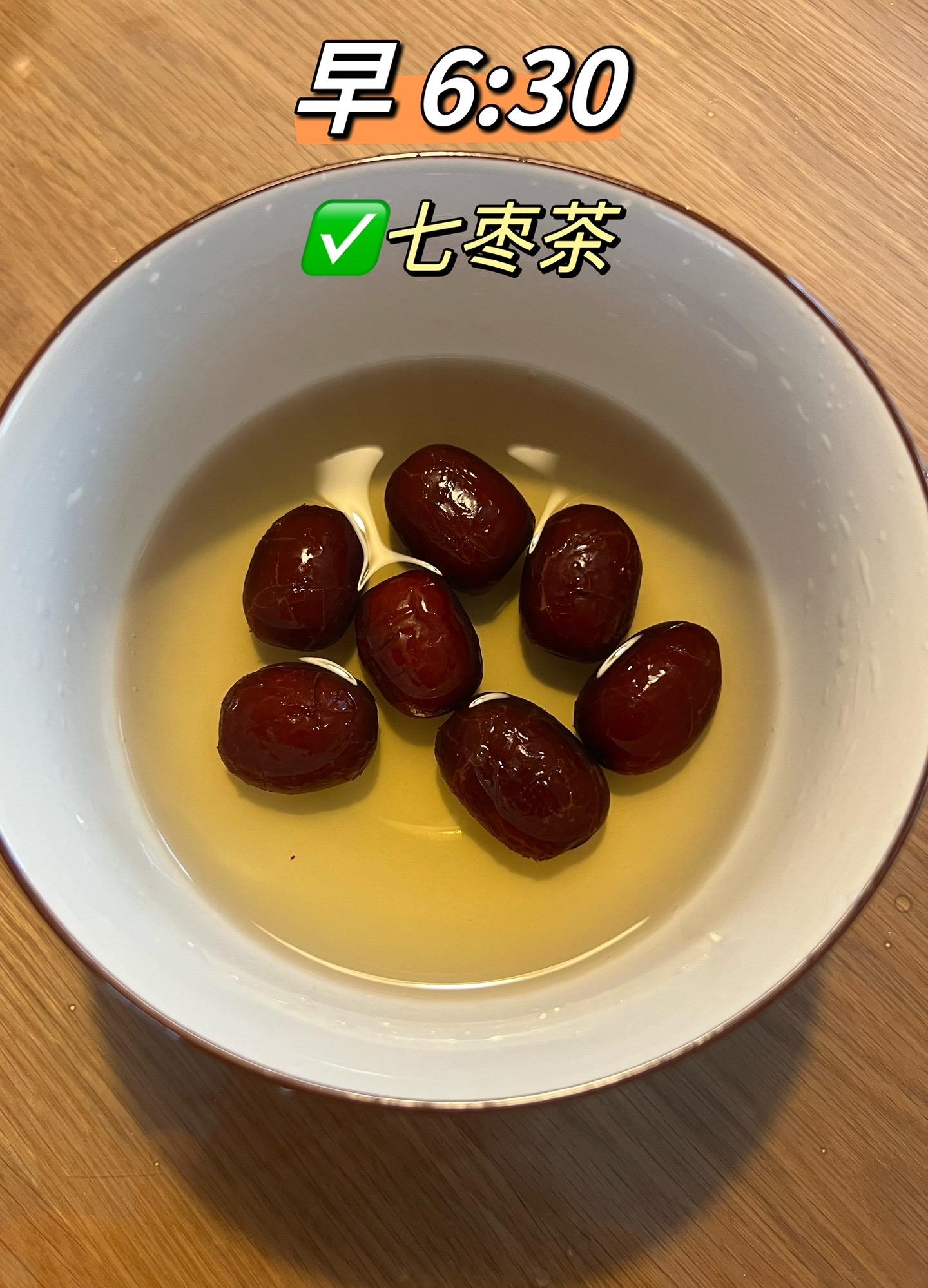 自律饮食，干净心情。人只有在失去后，才懂得珍惜。 
早晨半杯7枣茶，暖胃暖心。 
早晨，婆婆做好了饭。 
一碗简单的面条，搭配简单的小菜，家常饭嘛，就是简单又舒适的。 
饭后，步行去上班，晒晒太阳，消消食。 
上午抽个时间，做些锻炼，舒展下，神清气爽。 
中午饭，吃婆婆做的花饽饽，好看又好吃～
可真是太幸运了～ 
如果可以，午休一下，下午会很精神。
我一般都会午休，15到30分钟即可。 
晚饭，我一般吃的较少，饭后会散散步。 
就这样啦～～