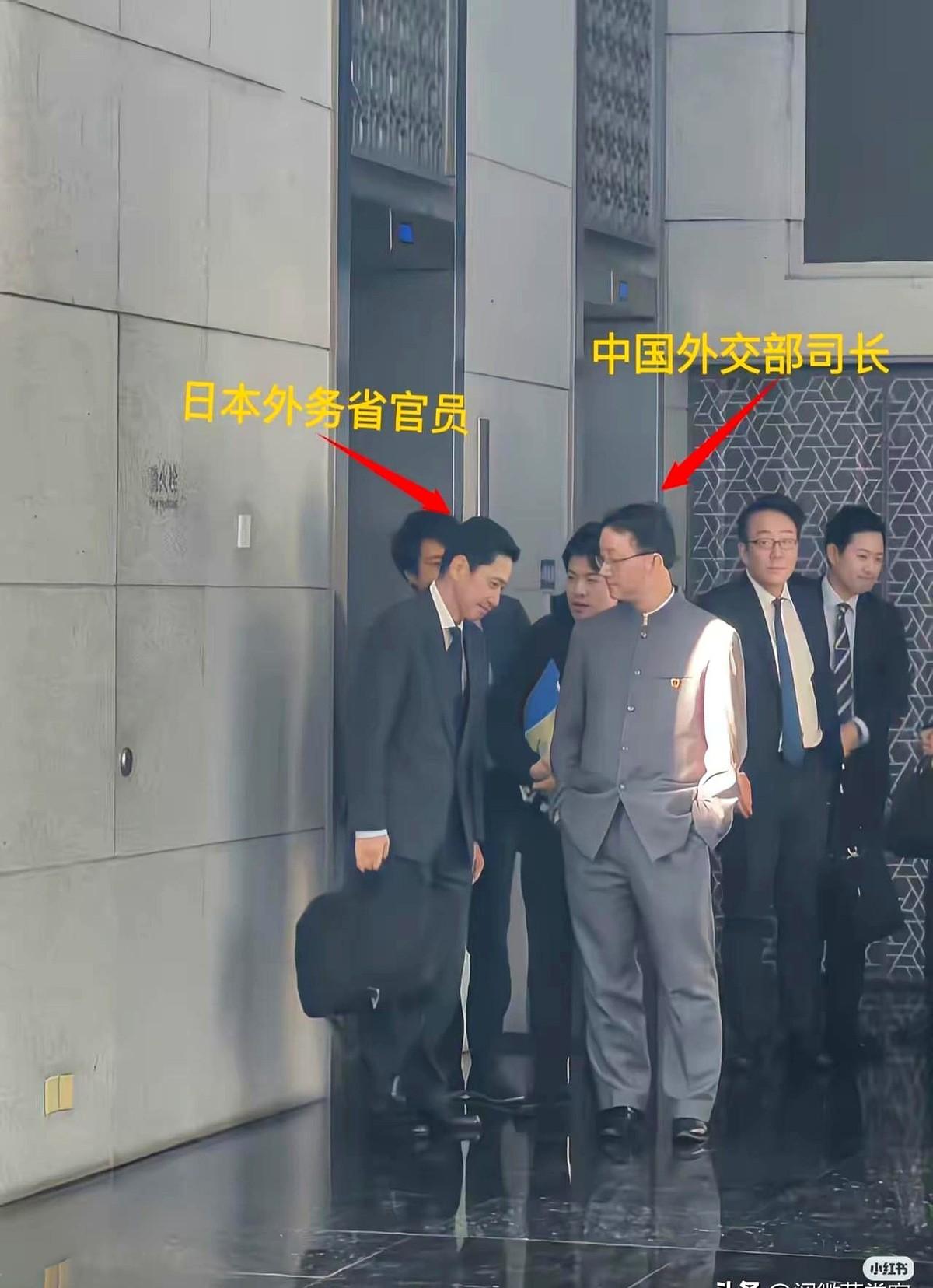 要警惕啊，两个图片是不是有点像，主要来说说第二个图。

第二个图对应的是美日韩凑