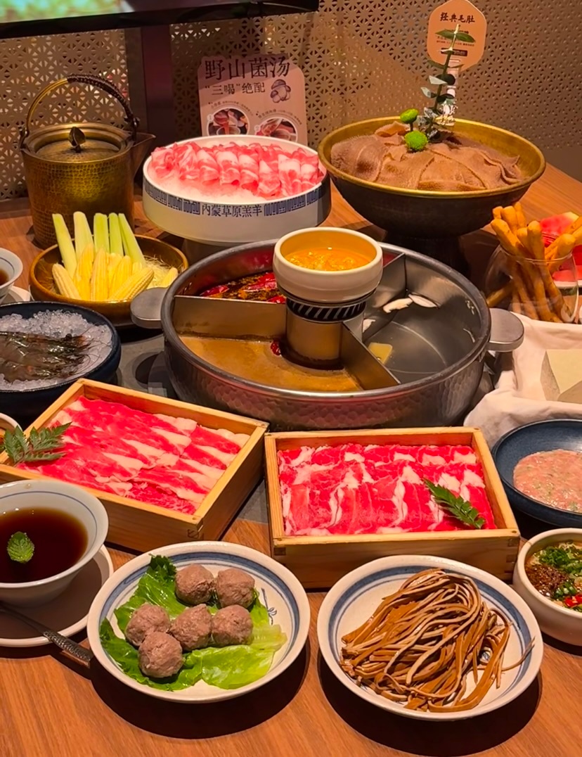 夜宵吃火锅出现星传星现象当夜宵遇上火锅，奇妙的星传星现象发生了。不同食材在锅中翻