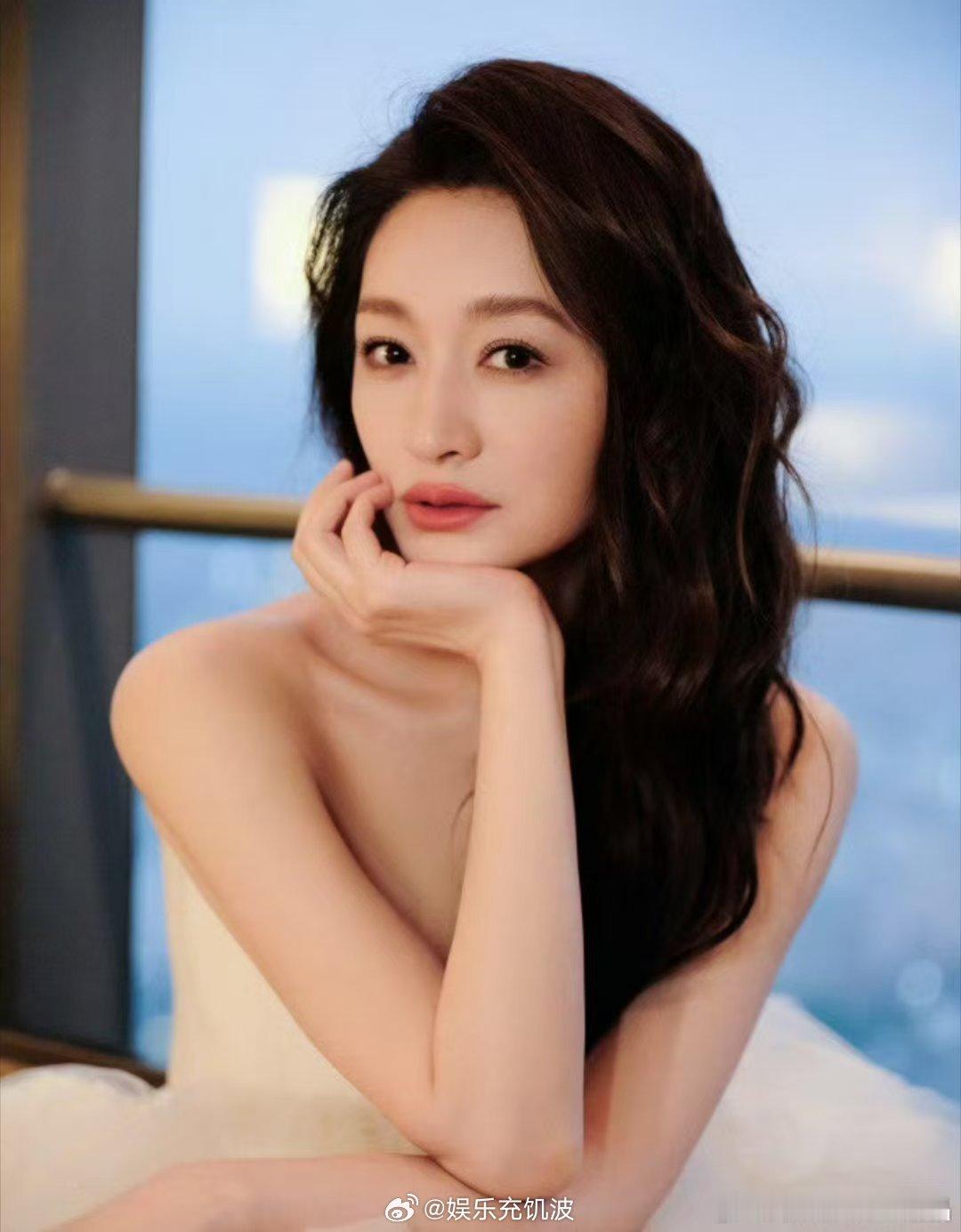 李小冉看粉丝手写信落泪李小冉看粉丝祝福感动落泪 生日这天满是温柔与感动，李小冉拆