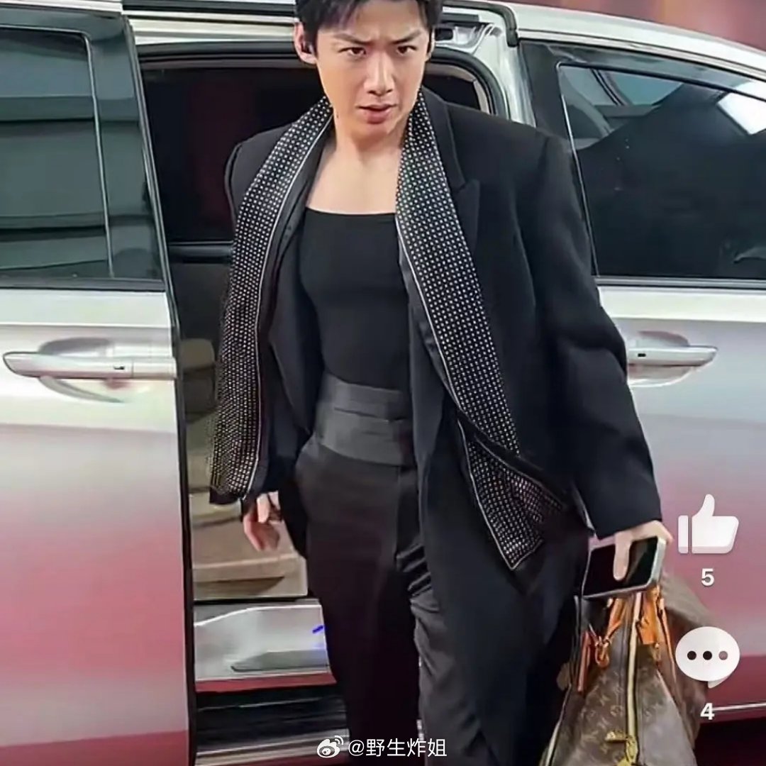 白敬亭穿的这是啥啊微博之夜红毯